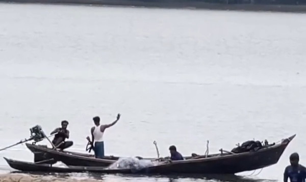 টেকনাফ সীমান্তে সশস্ত্র রোহিঙ্গা গোষ্ঠীর গুলিবর্ষণ: চোরাচালানের মালামালসহ নৌকা ছিনতাই