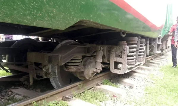 ময়মনসিংহে ট্রেন লাইনচ্যুত: ঢাকা-ময়মনসিংহ-জামালপুর রুটে রেল চলাচল বন্ধ