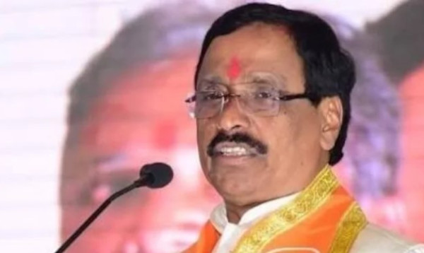 পুত্রবধূকে জোর করে গোমূত্র পান করানোয় ভারতে সাবেক এমপির বিরুদ্ধে মামলা