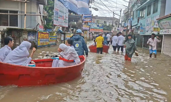 কুমিল্লায় নৌকায় চড়ে পরীক্ষাকেন্দ্রে শিক্ষার্থীরা, প্রধানমন্ত্রীর ফোনে বদলাল কেন্দ্র
