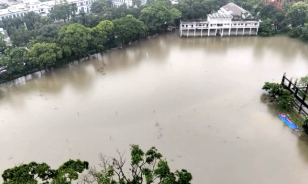 ঢাবির কেন্দ্রীয় খেলার মাঠে মাছের পোনা ছেড়ে প্রতীকী প্রতিবাদ