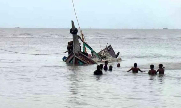 কক্সবাজারে ট্রলারডুবির ঘটনায় ৪ জেলের মরদেহ উদ্ধার, নিখোঁজ ১