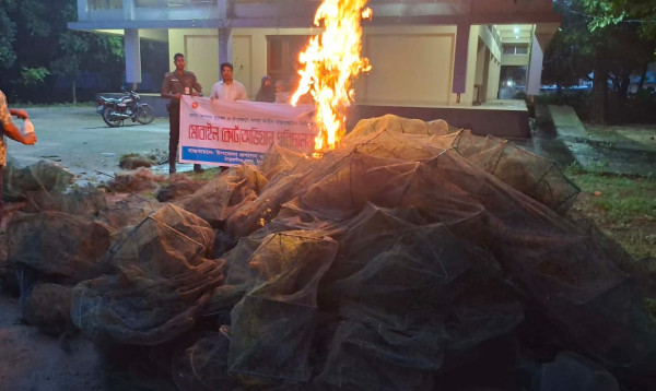 ঠাকুরগাঁওয়ে অভিযানে ৪ লক্ষাধিক টাকার ১৬৮টি নিষিদ্ধ জাল পুড়িয়ে ধ্বংস
