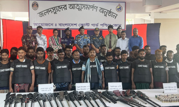 দীর্ঘ ৮ বছর পর সুন্দরবনের ২৭ বনদস্যুর আত্মসমর্পণ