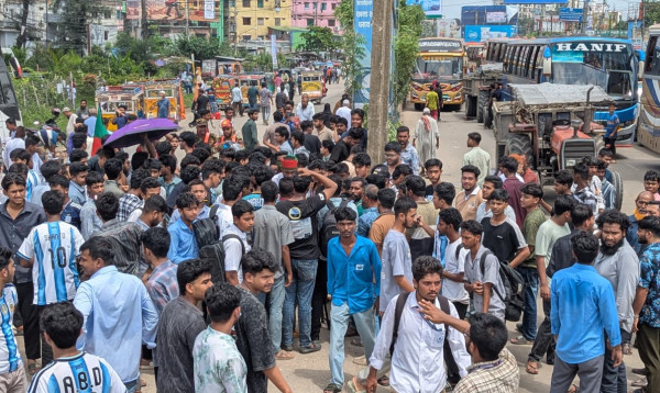 শিক্ষামন্ত্রীর পদত্যাগের দাবিতে বরিশালে মহাসড়ক অবরোধ