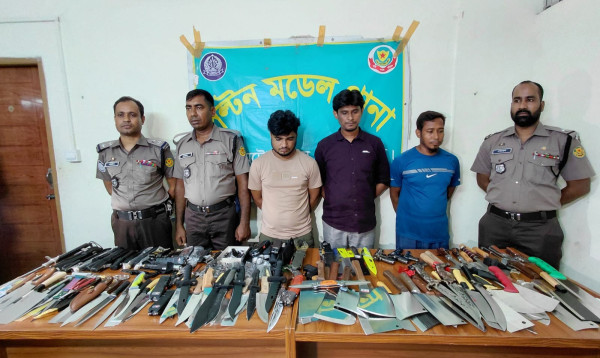 রাজধানীতে ৪৬৪টি ধারালো অস্ত্র ও পিস্তল উদ্ধার, গ্রেপ্তার ৩