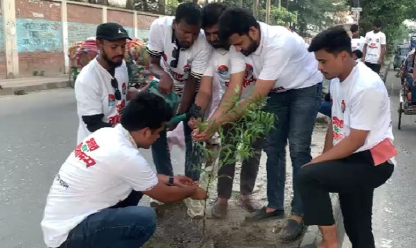 জুলাই গণঅভ্যুত্থানের শহীদদের স্মরণে রাজধানীতে ছাত্রদলের বৃক্ষরোপণ