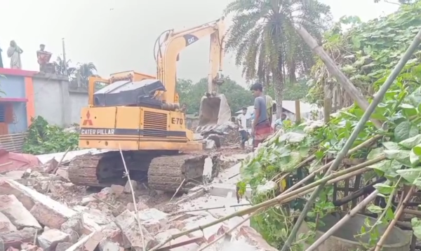 সাবেক স্ত্রীকে মালয়েশিয়া নিয়ে যাওয়ার সন্দেহে এক্সক্যাভেটর দিয়ে বাড়ি ভাঙ্গলেন দ্বিতীয় স্ত্রীর স্বজনরা