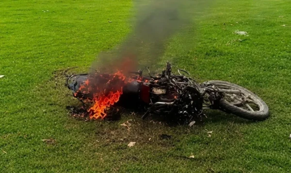 নওগাঁয় শিক্ষার্থীকে মারধরের অভিযোগে প্রধান শিক্ষকের গাড়িতে আগুন