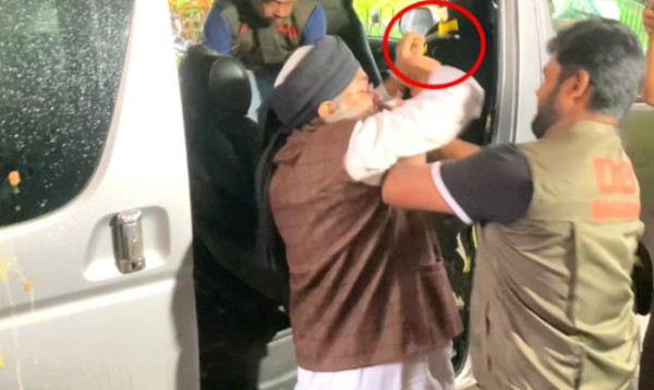 পদ হারানো এনসিপি নেতাকে বগুড়ায় আদালতের সামনে ছাত্রদলের ডিম নিক্ষেপ