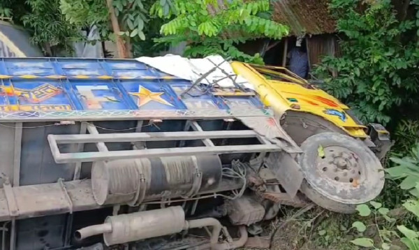 বসতঘরে ঢুকে পড়লো আটাবোঝাই ট্রাক, ঘুমন্ত অন্তঃসত্ত্বা নারীর মৃত্যু