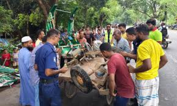 A worker killed and two injured in 3-way crash in Natore