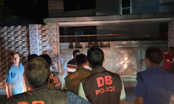 মাগুরায় সাকিব আল হাসানের বাড়িতে পেট্রোল বোমা নিক্ষেপের অভিযোগ