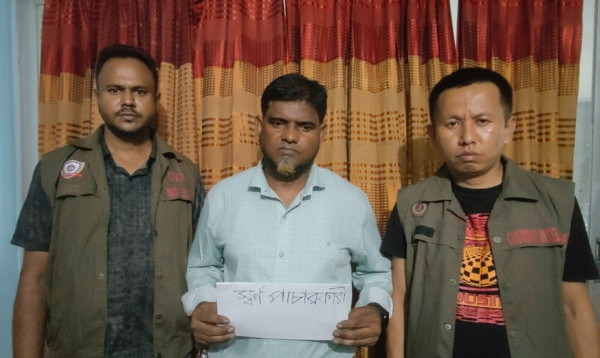 ভারতে পাচারকালে বেনাপোল বন্দরে ২টি স্বর্ণেরবারসহ আটক ১
