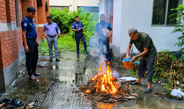 মানিকগঞ্জে জব্দকৃত ৩২ কেজি গাঁজা আগুনে পুড়িয়ে ধ্বংস