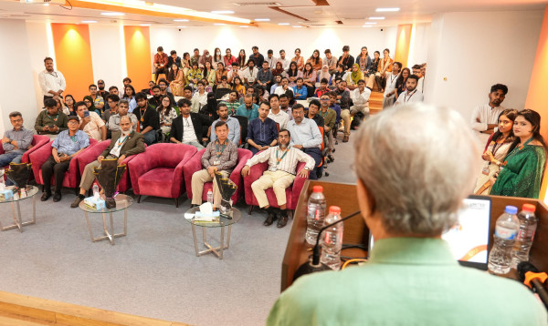 বই পর্যালোচনায় সেরা তিন শিক্ষার্থী পেলেন ল্যাপটপ, মনিটর ও হেডফোন