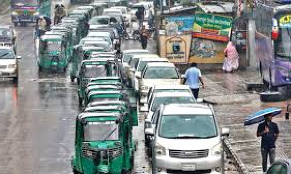 Gas Crisis Numbs All: Long ques at pumps & traders upset