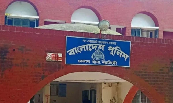 নরসিংদীতে মাদক সেবনকালে পুলিশসহ আটক ৪