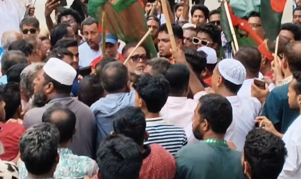 নারায়ণগঞ্জে বিএনপির র‍্যালিতে লাইনে আগে দাঁড়ানো নিয়ে হাতাহাতি