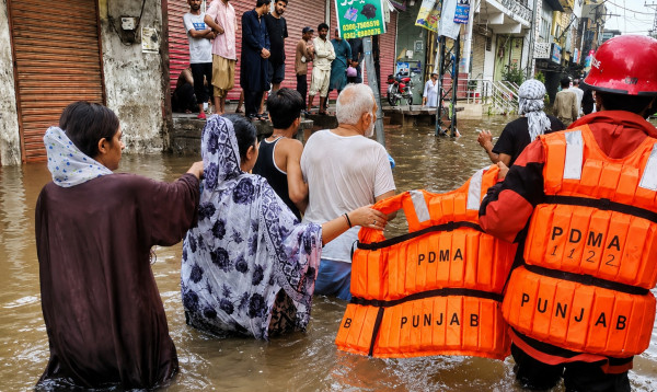 ভারী বৃষ্টিতে ডুবল পাকিস্তানের ২ শহর, সরানো হচ্ছে বাসিন্দাদের