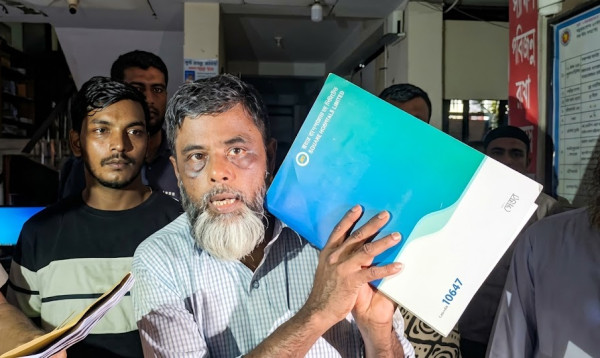 চাঁদপুরে মোবাইলে ব্যস্ত চিকিৎসকের অবহেলায় রোগীর মৃত্যুর অভিযোগ