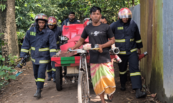 রাস্তা না থাকায় ভ্যানে পাম্প নিয়ে আগুন নেভাল ফায়ার সার্ভিস কর্মীরা
