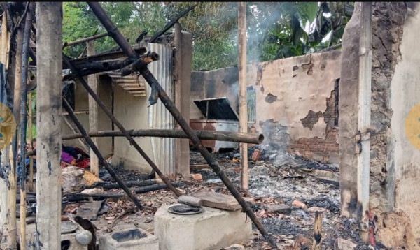 টাঙ্গাইলে সম্পত্তির দাবিতে দাদা-দাদির ঘরে আগুন দিলো নাতি
