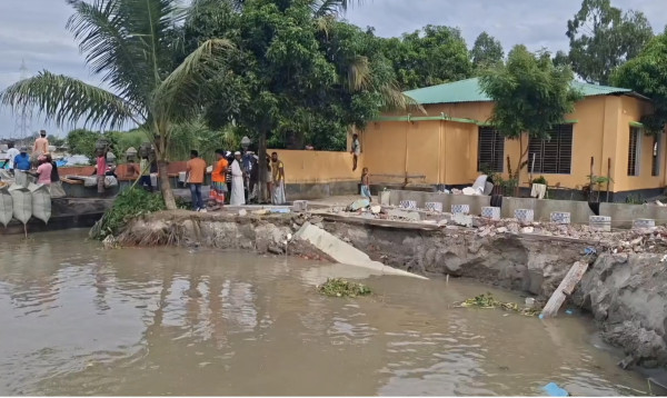 মুন্সীগঞ্জে তীব্র স্রোতে চোখের পলকে পদ্মায় বিলীন হয়ে গেল মসজিদ