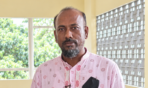 কিশোরগঞ্জে জনতার ভিড়ে পুলিশের হাত থেকে হাতকড়াসহ পালালেন আ.লীগ নেতা