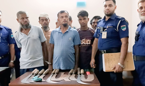 নড়াইলে আদালতে হাজিরা দিতে এসে ধারালো অস্ত্রসহ ১১ জন আটক