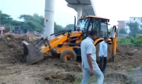 ভারতে বুলডোজার চালিয়ে ভেঙে ফেলা হলো শতবর্ষী কবরস্থান