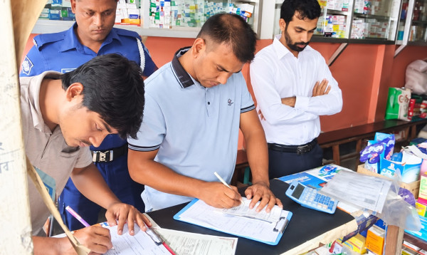 মানিকগঞ্জে মেয়াদোত্তীর্ণ ওষুধ রাখা ও লাইসেন্স না থাকায় ৮ ফার্মেসিকে জরিমানা