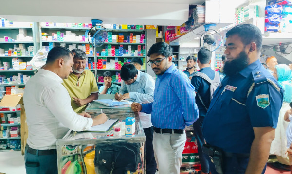 জয়পুরহাটে মেয়াদোত্তীর্ণ ওষুধ ও অ্যান্টিবায়োটিক বিক্রির দায়ে ৩ ফার্মেসিকে জরিমানা