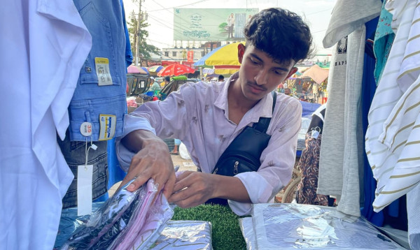 অভাবের কারণে থেমে যায় আইনজীবী হওয়ার স্বপ্ন, এখন ভ্যানে পোশাক বিক্রি করে আয় করেন মাসে লাখ টাকা