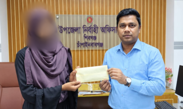 চাঁপাইনবাবগঞ্জে ইউএনও অফিসে ছুটে এসে নিজের বাল্যবিয়ে রুখে দিল ষষ্ঠ শ্রেণির ছাত্রী