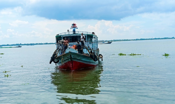 চাঁদপুরে লঞ্চ থেকে নামার সময় নদীতে যুবক নিখোঁজ, লঞ্চসহ আটক ২