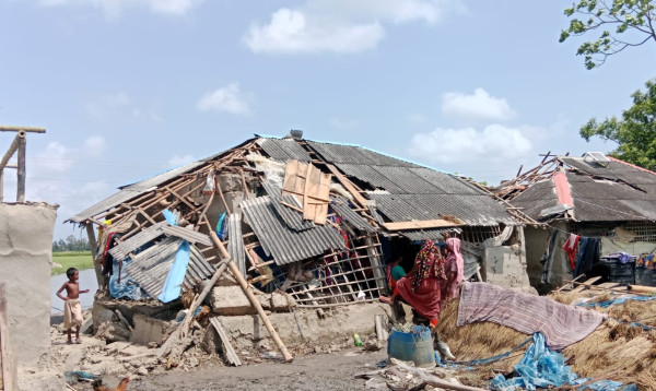সাতক্ষীরায় আকস্মিক ঘূর্ণিঝড়ে লন্ডভন্ড পাঁচটি বসতঘর