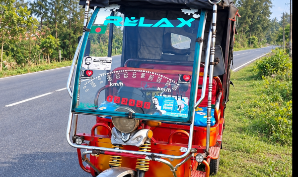 নামাজ ও দুপুরের খাবারের ফাঁকে মসজিদের সামনে থেকে উধাও অটোরিকশা, নিঃস্ব চালক
