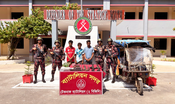 টেকনাফে অস্ত্র, গোলাবারুদ ও বিস্ফোরকসহ ৩ রোহিঙ্গা আটক