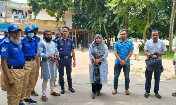 সিরাজগঞ্জে থানায় জিডি করতে গিয়ে ৪ বোতল চোলাই মদসহ যুবক আটক