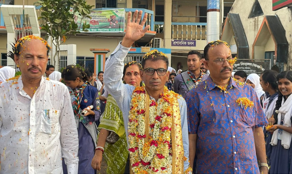 মিরসরাইয়ে বিদায়ী শিক্ষককে কাঁদতে কাঁদতে বাড়ি পর্যন্ত পৌঁছে দিল শিক্ষার্থীরা