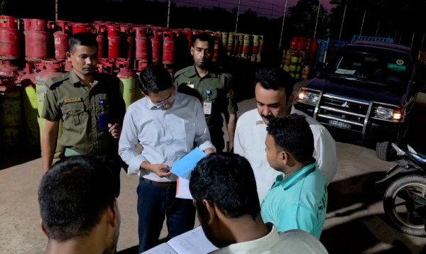 বেশি দামে এলপিজি সিলিন্ডার বিক্রির অভিযোগে দুই লাখ টাকা জরিমানা