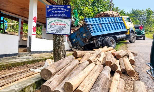 খাগড়াছড়িতে অবৈধ কাঠবোঝাই ট্রাক উল্টে শিব মন্দিরের সীমানাপ্রাচীর বিধ্বস্ত