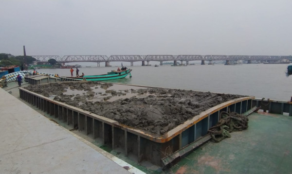 ভৈরবে ফসলি জমির মাটি কেটে ঢাকায় পাচারের সময় জাহাজ জব্দ