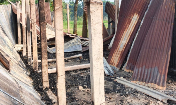 রাজবাড়ীতে পুলিশ পরিচয়ে বালু ব্যবসায়ীর বাড়িতে দুর্বৃত্তদের আগুন