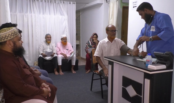 টাঙ্গাইলে মাত্র ৯০ টাকায় এমবিবিএস চিকিৎসকের সেবা, খুশি রোগীরা