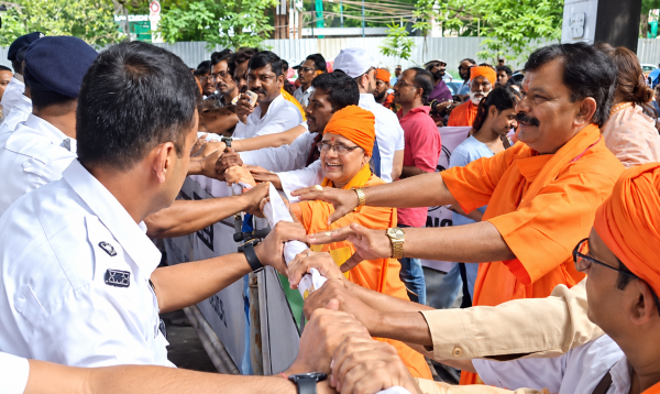 কলকাতায় বাংলাদেশ মিশন ঘেরাওয়ের চেষ্টা, পুলিশের সঙ্গে ধাক্কাধাক্কি