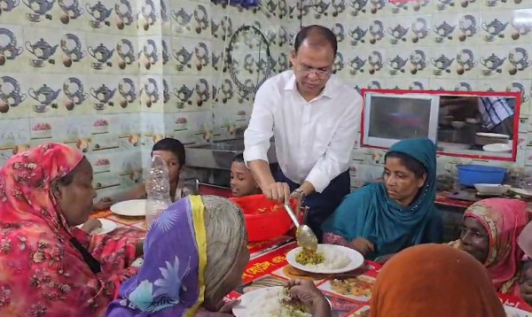 প্রধানমন্ত্রীর গাড়ি দেখলেই সালাম দিতেন তারা, এবার তাদের  মধ্যাহ্নভোজ করালেন তারেক রহমান