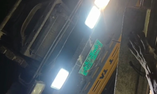 নারায়ণগঞ্জে চাকা ফেটে ফার্নিচারের দোকানে পণ্যবহী ট্রাক, নিহত ১