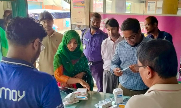 মানিকগঞ্জে মেয়াদোত্তীর্ণ ওষুধ বিক্রির দায়ে ৩ ফার্মেসিকে জরিমানা